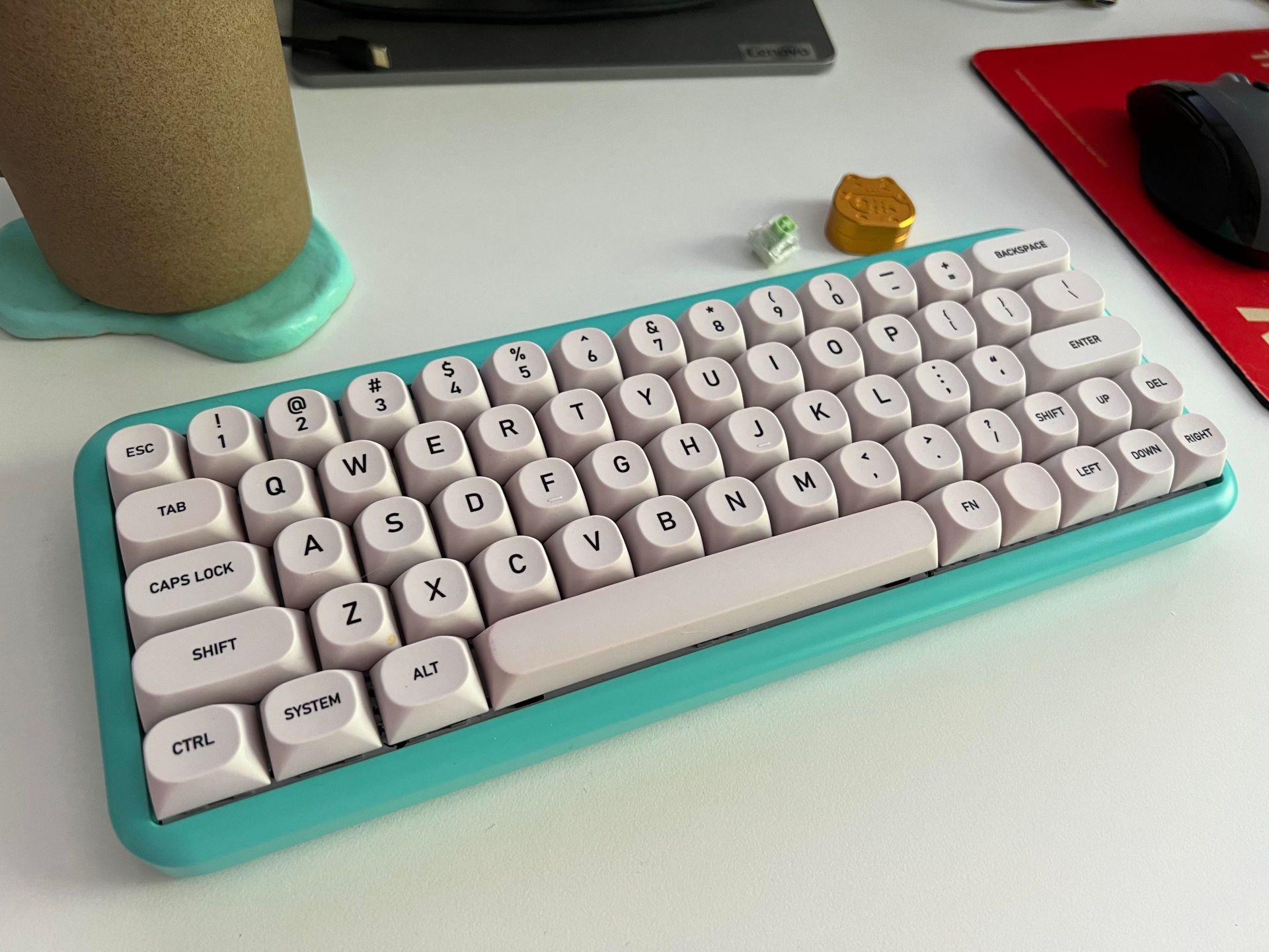 A 1950s Royal Typewriter inspired keyboard [Box Jade, Mojo60 case, GK64 PCB, MA keycaps]